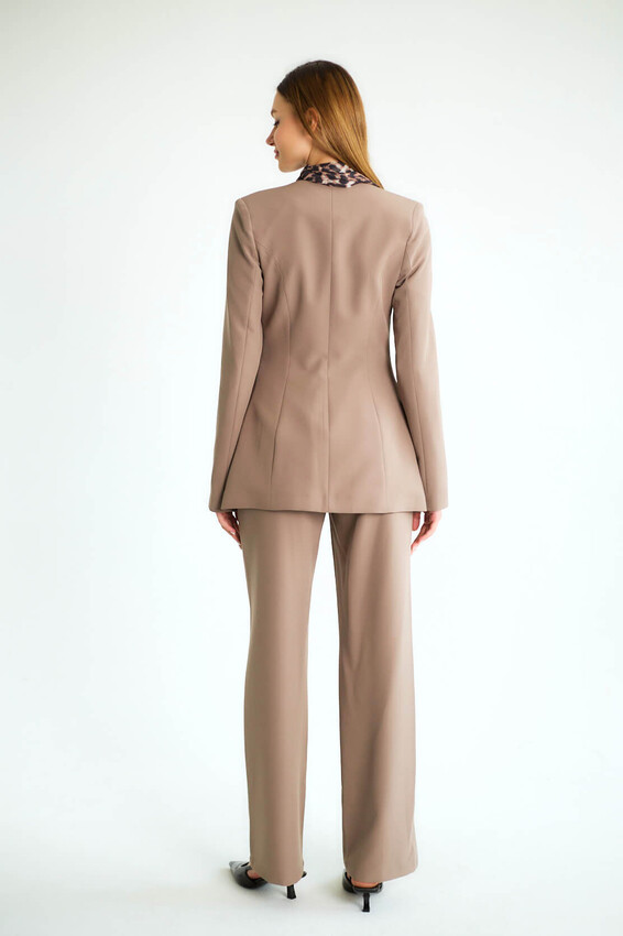 Leopar Eşarp Detaylı Blazer Ceketli Pantolonlu Takım - Vizon - 3