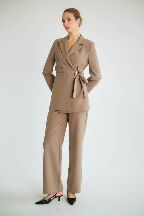 Kruvaze Kuşaklı Blazer Ceketli Pantolonlu Takım - Vizon - 3